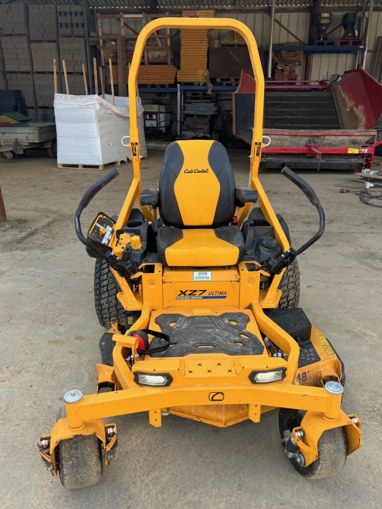 Autoportée zéro turn CUB CADET​ avant d'occasion - matériels motoculture d'occasion