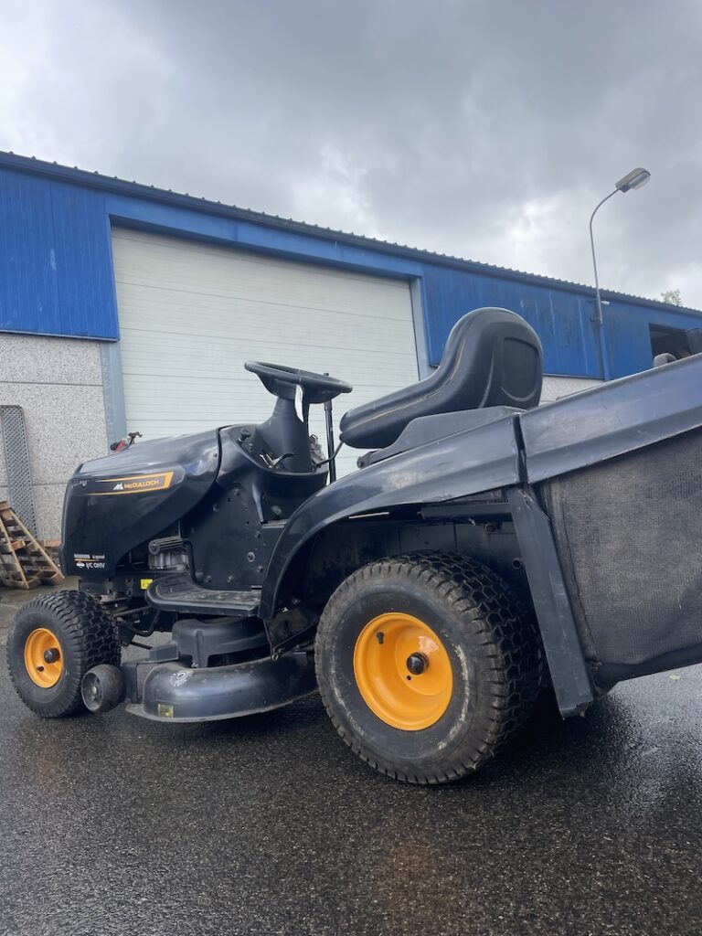 Tracteur tondeuse d'occasion MC CULLOCH gauche